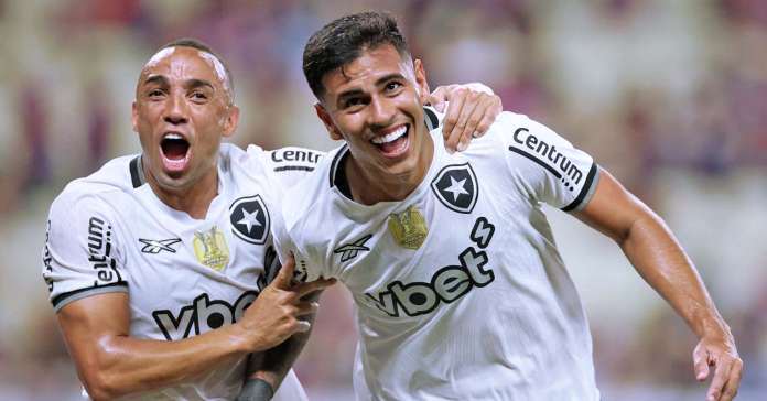 Botafogo aproveita expulsão relâmpago e atropela o Fortaleza