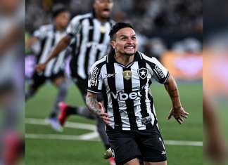 Botafogo vence LDU no primeiro jogo das oitavas com gol relâmpago