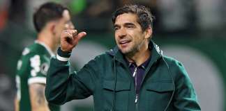 Abel chora, admite mágoa com a torcida e ganha afago de Leila