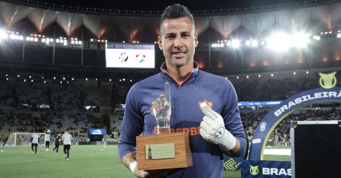 Fábio recebe homenagem por recorde mundial de 1.391 jogos