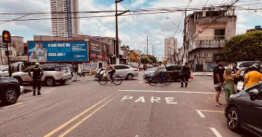 Deiveson mostra sinalização de 'PARE' em cruzamento após acidente