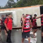 Ônibus com torcedores do Flamengo sofre acidente na Dutra