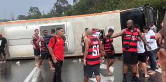 Ônibus com torcedores do Flamengo sofre acidente na Dutra