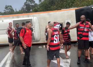 Ônibus com torcedores do Flamengo sofre acidente na Dutra