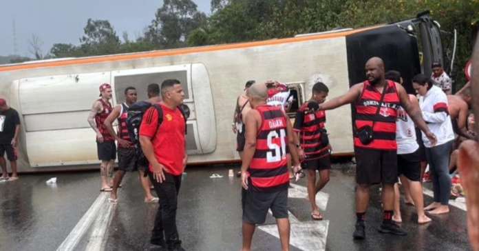 Ônibus com torcedores do Flamengo sofre acidente na Dutra