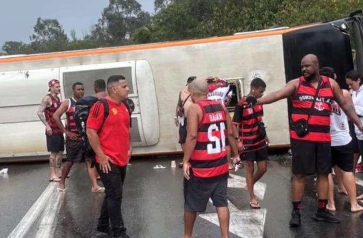 Ônibus com torcedores do Flamengo sofre acidente na Dutra