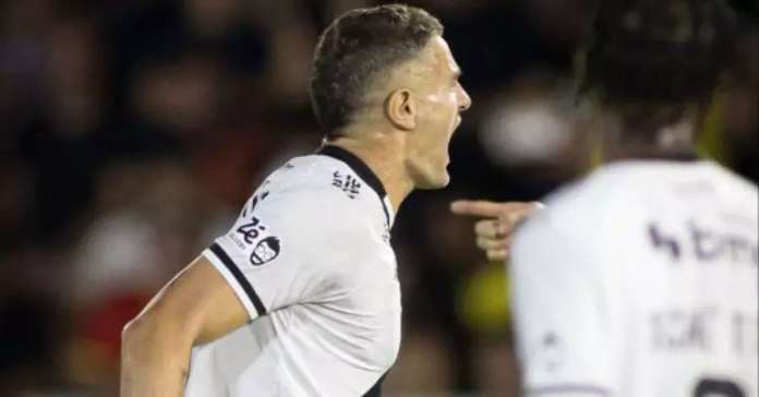 Vegetti brilha, Vasco supera Bragantino e chega à 4ª vitória seguida