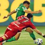 Vitor Roque brilha, Palmeiras bate o Santos e dispara na Série A