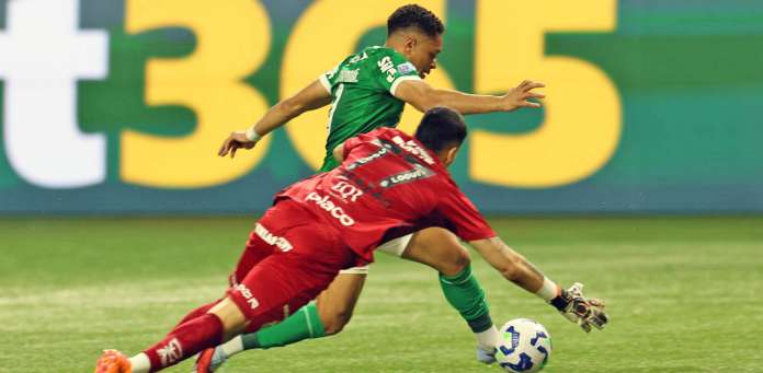 Vitor Roque brilha, Palmeiras bate o Santos e dispara na Série A