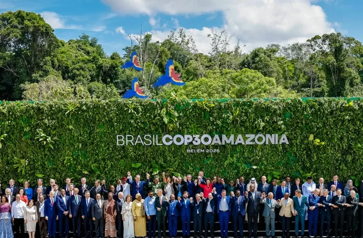 Líderes mundiais posam para foto oficial na Cúpula pré-COP30 em Belém