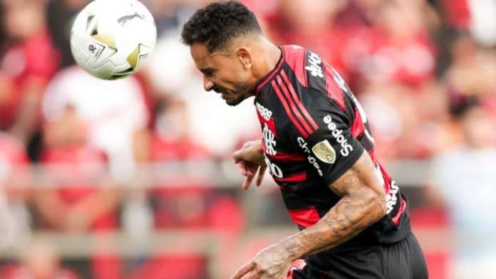 Danilo entra no grupo de lendas do Flamengo com gol do título