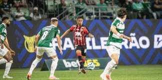 Palmeiras joga mal em casa e dá chance para Flamengo abrir vantagem