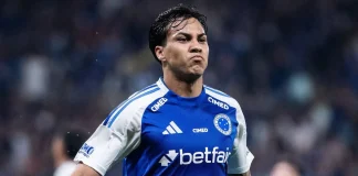 Cruzeiro bate Corinthians e segue na luta por título