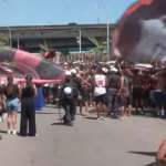 Rumo ao Catar, AeroFla tem festa contida e torcida afastada do ônibus