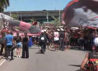 Rumo ao Catar, AeroFla tem festa contida e torcida afastada do ônibus