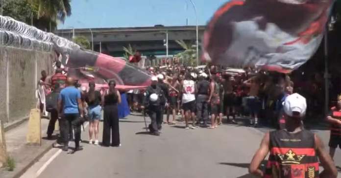 Rumo ao Catar, AeroFla tem festa contida e torcida afastada do ônibus