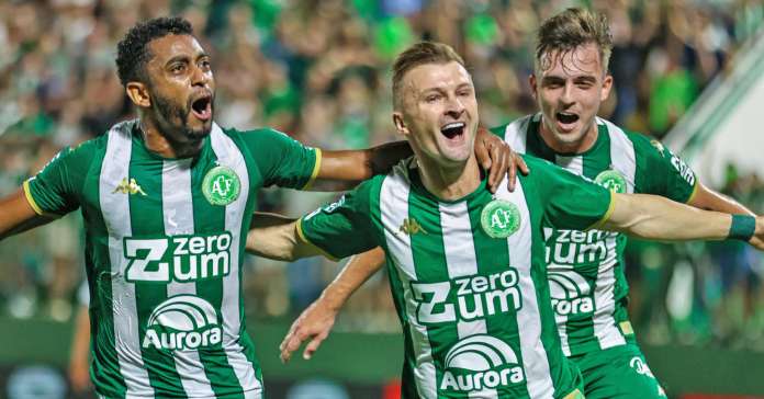 Chape explora contra-ataques e bate o Santos de virada