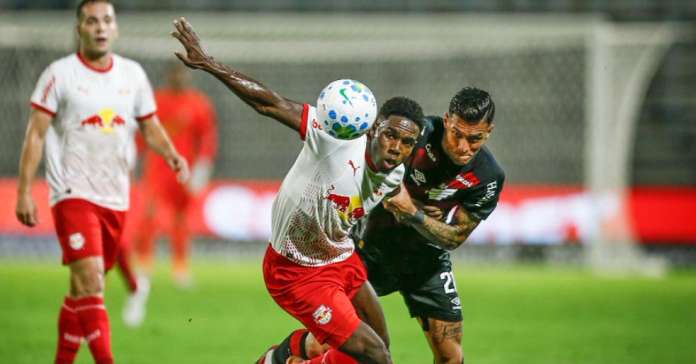 Bragantino e Athletico empatam em jogo com dilúvio e expulsões