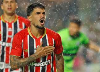 São Paulo vence o Coritiba e segue na cola do Palmeiras