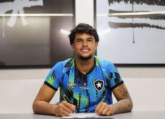 Bruninho Samudio assina 1º contrato profissional com o Botafogo