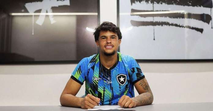 Bruninho Samudio assina 1º contrato profissional com o Botafogo