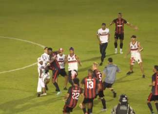 VÍDEO: Torcida do Moto Club invade campo e agride jogadores