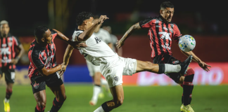 Vitória homenageia Wagner Moura, vence o Atlético-MG e ajuda o Remo