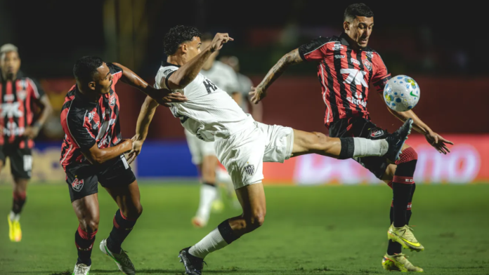 Vitória homenageia Wagner Moura, vence o Atlético-MG e ajuda o Remo