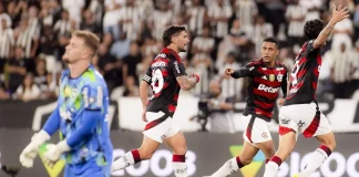 Flamengo goleia Botafogo e afunda rival no Brasileirão