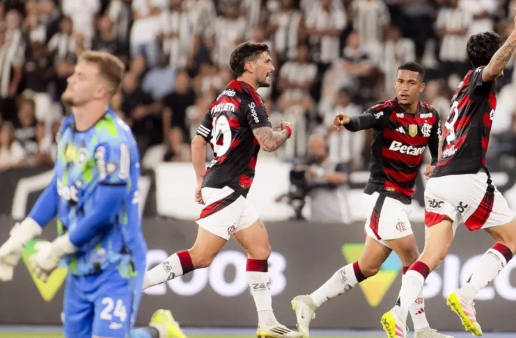 Flamengo goleia Botafogo e afunda rival no Brasileirão