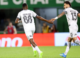 Avassalador, Botafogo resolve em 20 minutos e goleia a Chapecoense