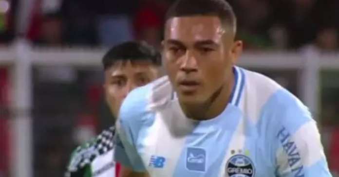 Atacante do Grêmio perde três pênaltis em partida da Sul-Americana