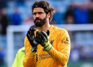 Alisson fora da Copa? Slot diz que goleiro ficará afastado por mais tempo