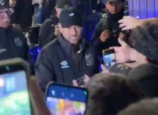 Vídeos: Neymar chega à Argentina e é ovacionado pelos hermanos