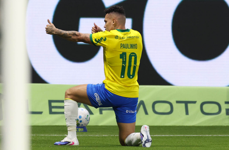 Palmeiras vence a Chapecoense com um a menos em jogo polêmico