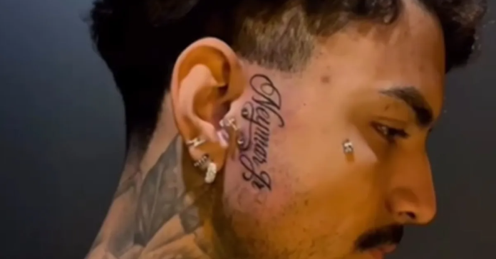 VÍDEO: fã mineiro tatua