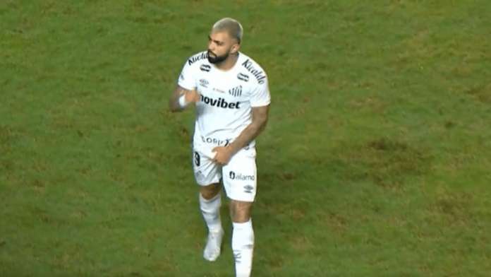 Gabigol marca, faz gesto obsceno e é expulso na vitória do Santos