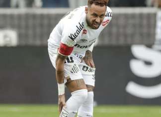 Lesão na panturrilha coloca presença de Neymar na Copa sob avaliação