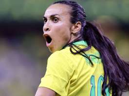 Após cinco cartões vermelhos para o Brasil, Marta detona arbitragem: “Palhaçada”