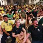 Torcedores acompanham estreia do Brasil no Mercado de São Brás