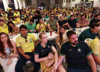 Torcedores acompanham estreia do Brasil no Mercado de São Brás