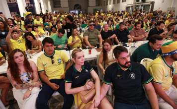 Torcedores acompanham estreia do Brasil no Mercado de São Brás