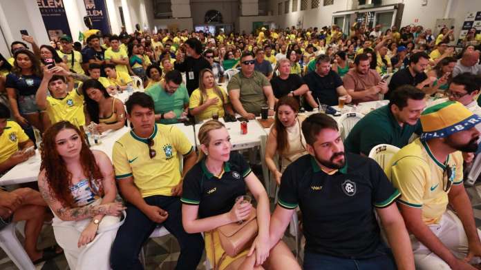 Torcedores acompanham estreia do Brasil no Mercado de São Brás