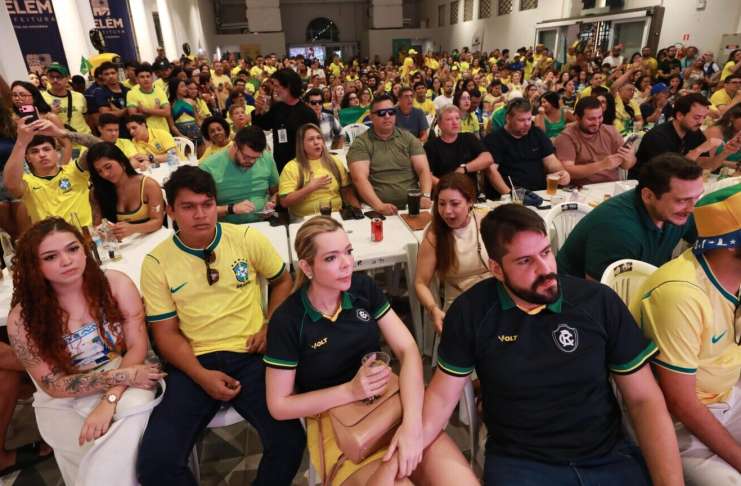 Torcedores acompanham estreia do Brasil no Mercado de São Brás