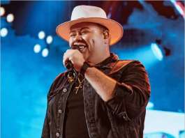 Festival Pé na Areia movimenta o Atalaia com programação especial e Rey Vaqueiro é destaque do sábado Sunset