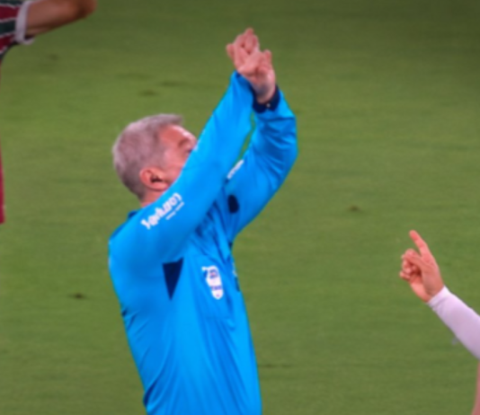 Daronco estreia sinal “anti-bolinho” em lance polêmico no Brasileirão