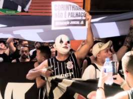 Torcida do Corinthians vai ao MP e pede intervenção judicial