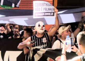 Torcida do Corinthians vai ao MP e pede intervenção judicial