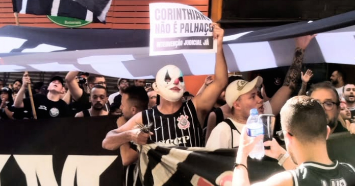Torcida do Corinthians vai ao MP e pede intervenção judicial