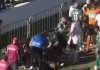 Vídeo: repórter desmaia após levar bolada no rosto durante jogo da série D